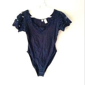 Les Tulipes short-sleeve bodysuit, lace trim, blue, women's medium